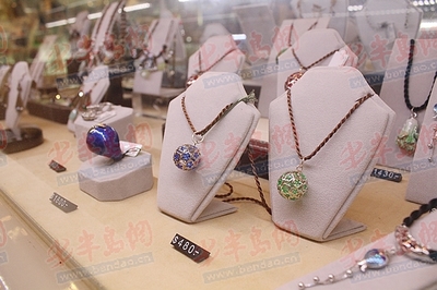 "小黄鸭"系列产品亮相青岛 手包饰品现场展售