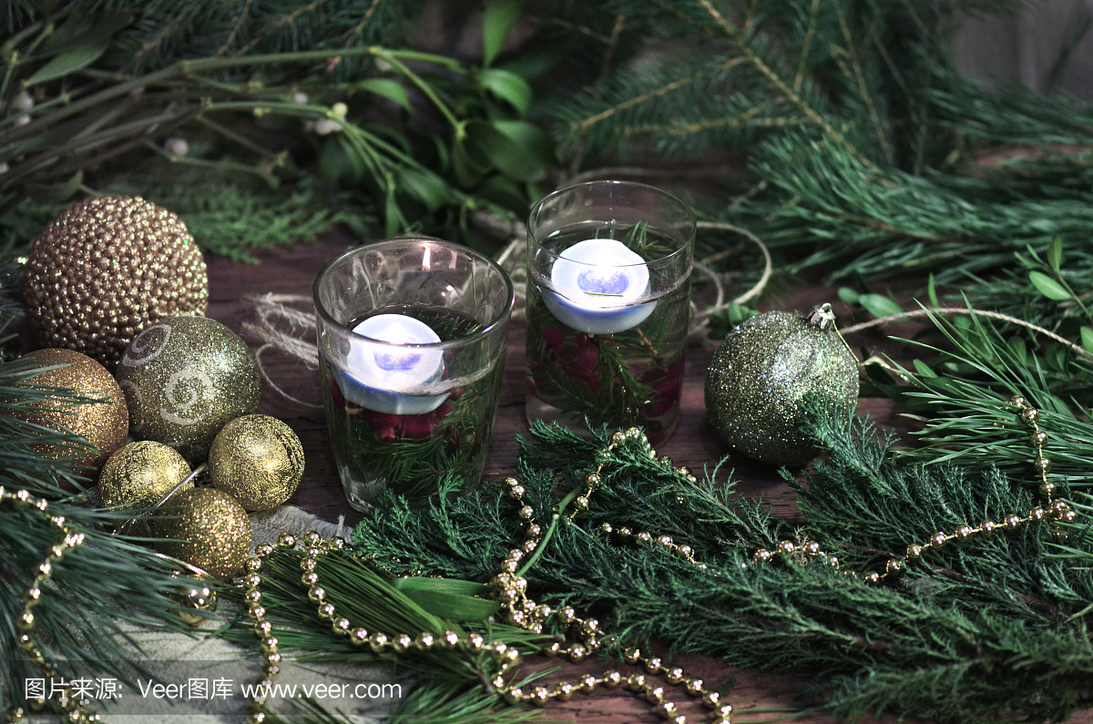 圣诞装饰品,糖果和云杉树枝